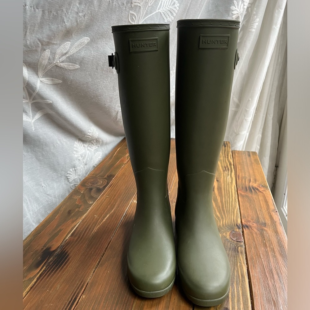 Hunter Tall Rain Boots in Green. Women’s 5.